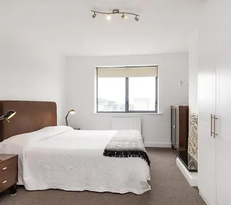 Exclusive Square View Ifsc Apartment